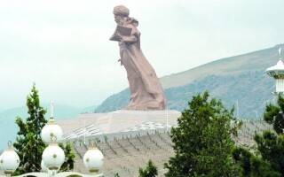 Туркменистан открывает памятник в честь знаменитого поэта
